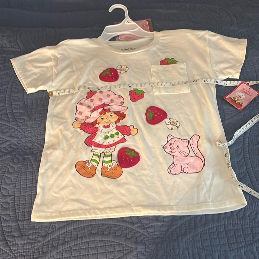 Strawberry shortcake short sleeved Girls T-Shirt with bracelet (NWOT) - Picture 7 of 9